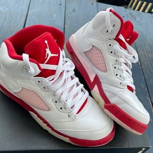 I'm selling Air Jordan 5 Retro size 5 in boys and 7 in women.
